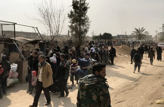 Civilians leave Eastern Ghouta via humanitarian corridor in Hammouriyya