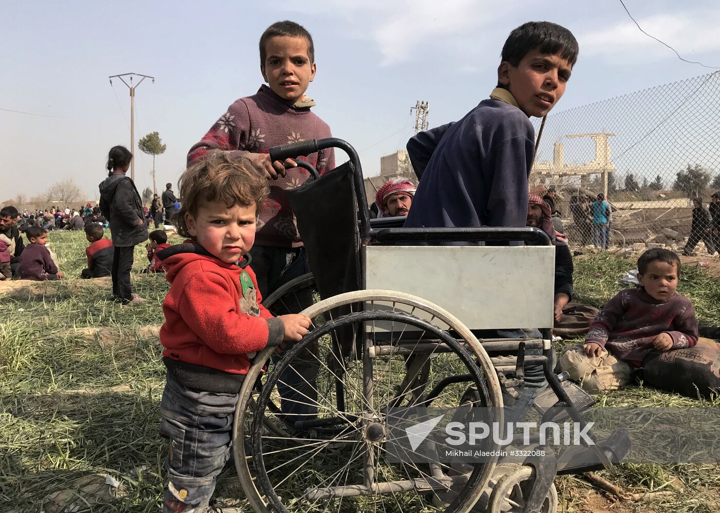 Civilians leave Eastern Ghouta via humanitarian corridor in Hammouriyya
