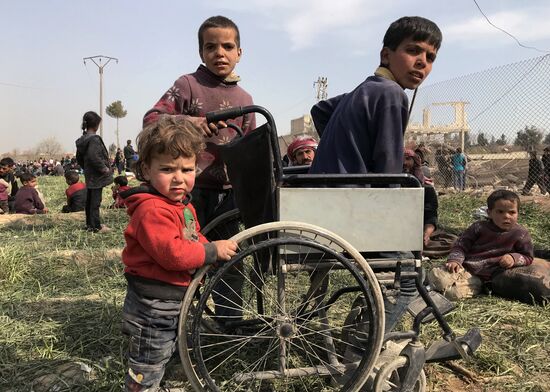 Civilians leave Eastern Ghouta via humanitarian corridor in Hammouriyya