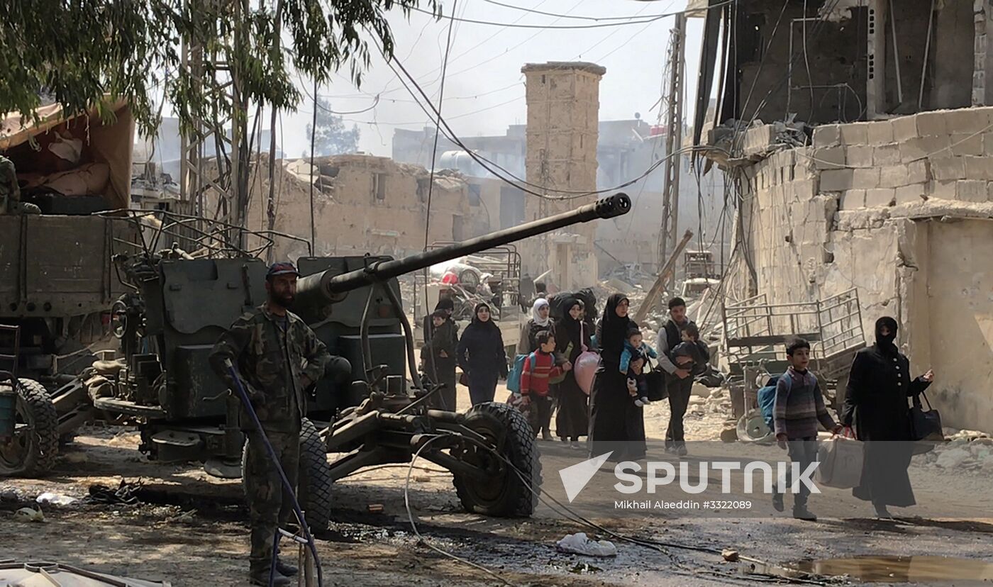 Civilians leave Eastern Ghouta via humanitarian corridor in Hammouriyya