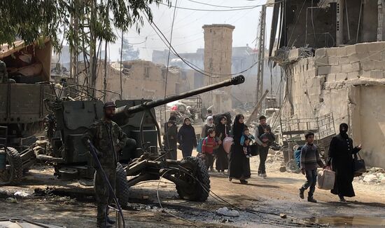 Civilians leave Eastern Ghouta via humanitarian corridor in Hammouriyya