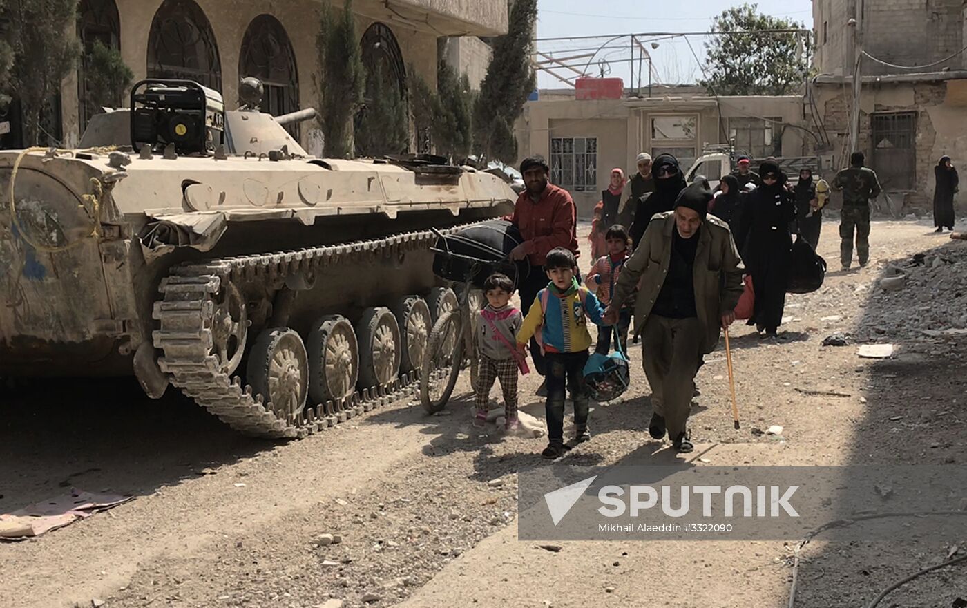 Civilians leave Eastern Ghouta via humanitarian corridor in Hammouriyya