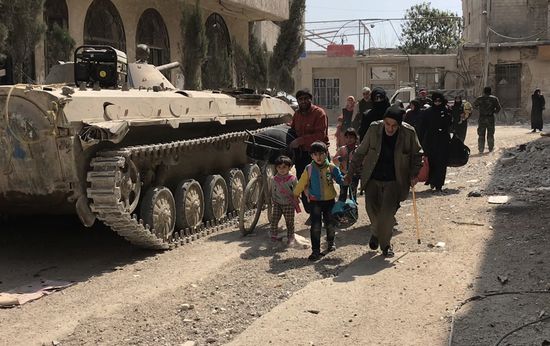 Civilians leave Eastern Ghouta via humanitarian corridor in Hammouriyya