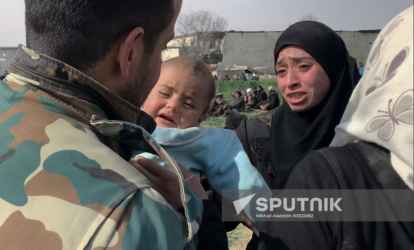 Civilians leave Eastern Ghouta via humanitarian corridor in Hammouriyya