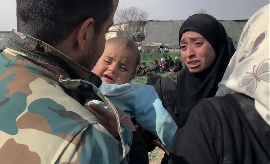 Civilians leave Eastern Ghouta via humanitarian corridor in Hammouriyya