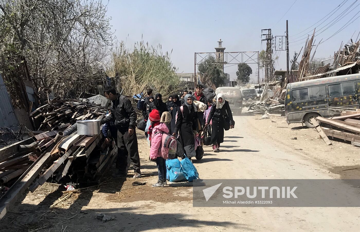 Civilians leave Eastern Ghouta via humanitarian corridor in Hammouriyya