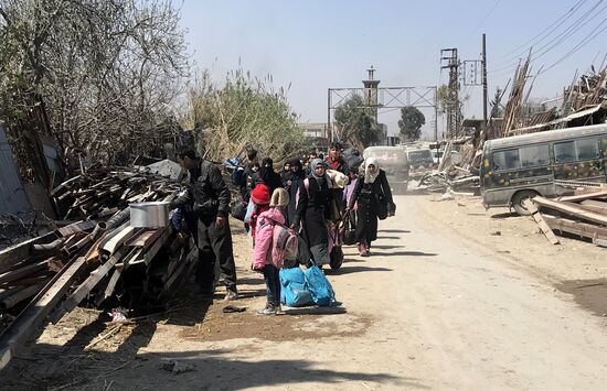 Civilians leave Eastern Ghouta via humanitarian corridor in Hammouriyya