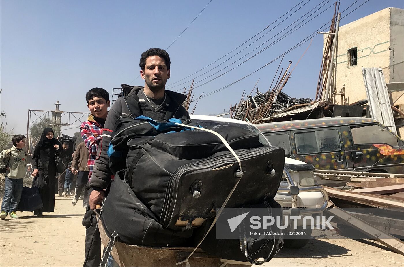 Civilians leave Eastern Ghouta via humanitarian corridor in Hammouriyya