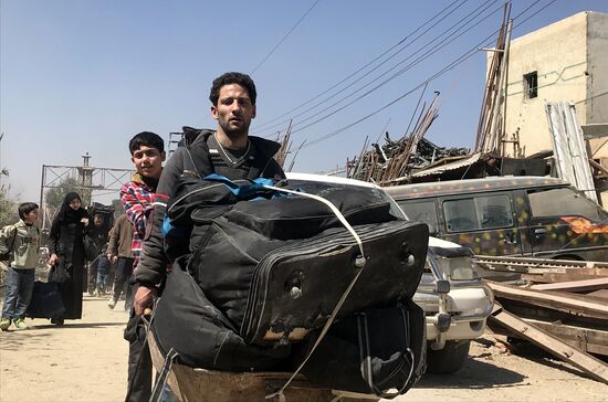 Civilians leave Eastern Ghouta via humanitarian corridor in Hammouriyya