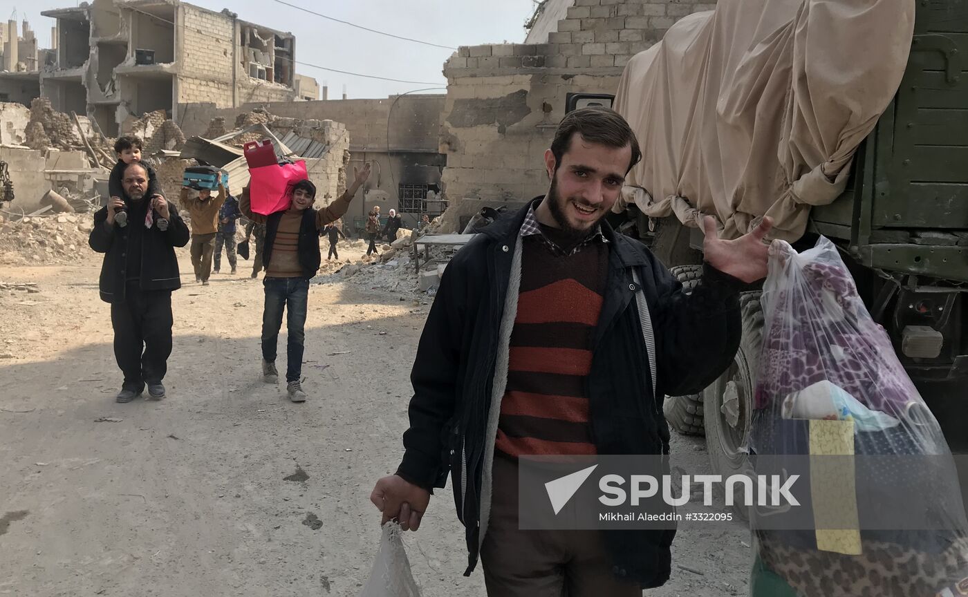 Civilians leave Eastern Ghouta via humanitarian corridor in Hammouriyya