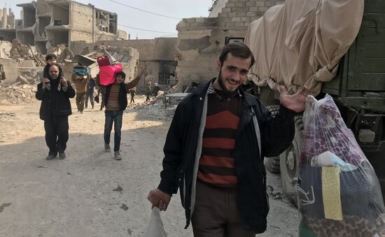 Civilians leave Eastern Ghouta via humanitarian corridor in Hammouriyya