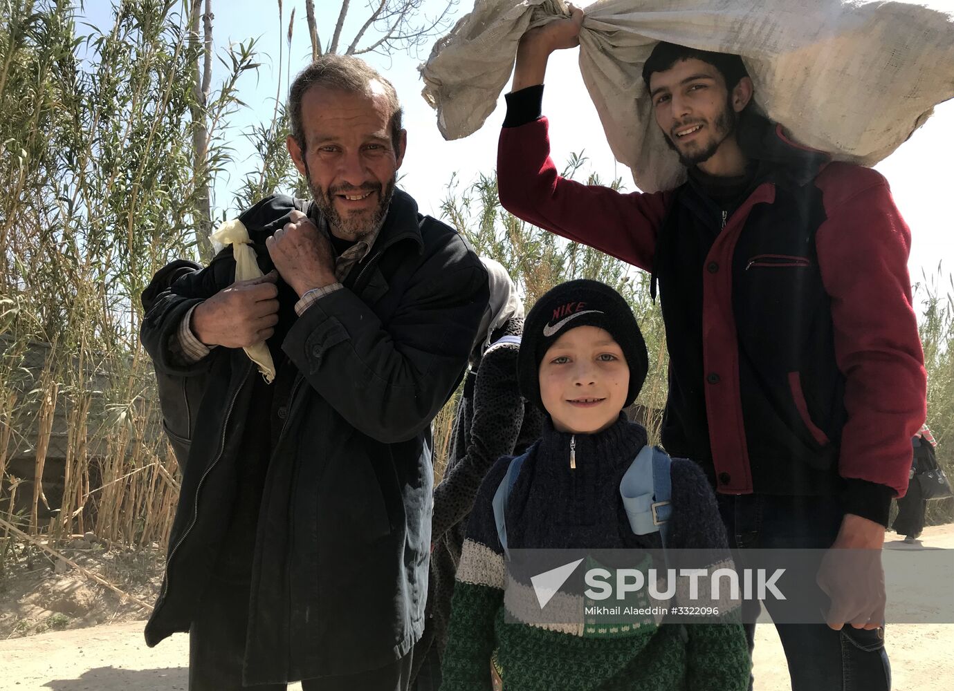 Civilians leave Eastern Ghouta via humanitarian corridor in Hammouriyya