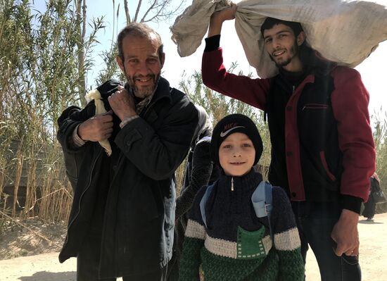 Civilians leave Eastern Ghouta via humanitarian corridor in Hammouriyya