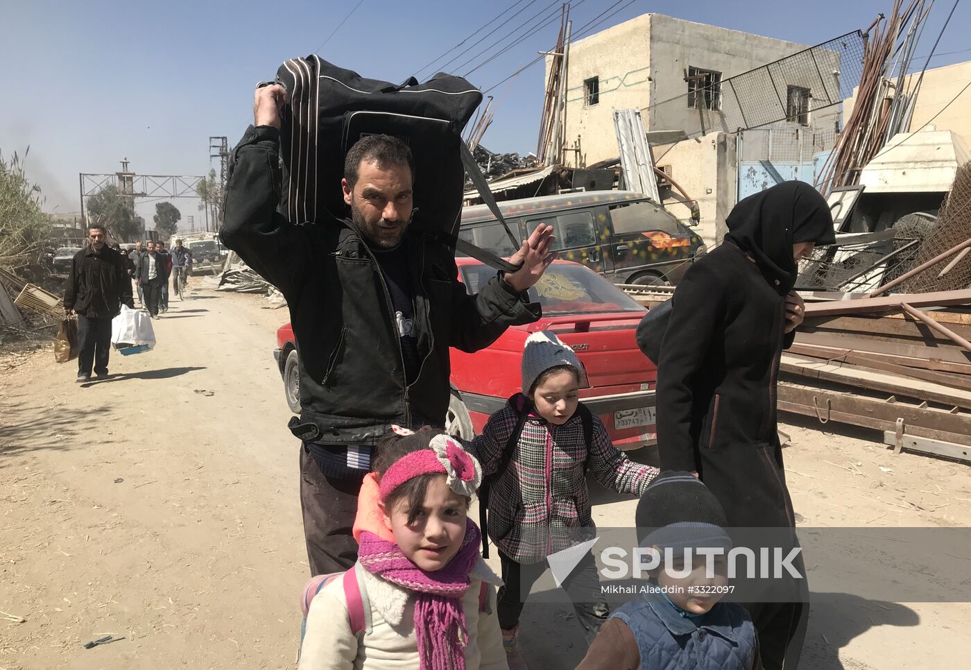 Civilians leave Eastern Ghouta via humanitarian corridor in Hammouriyya