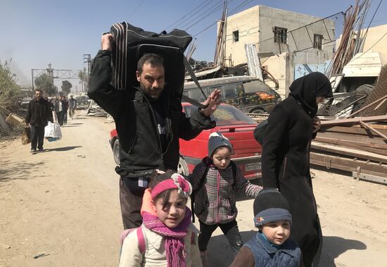 Civilians leave Eastern Ghouta via humanitarian corridor in Hammouriyya