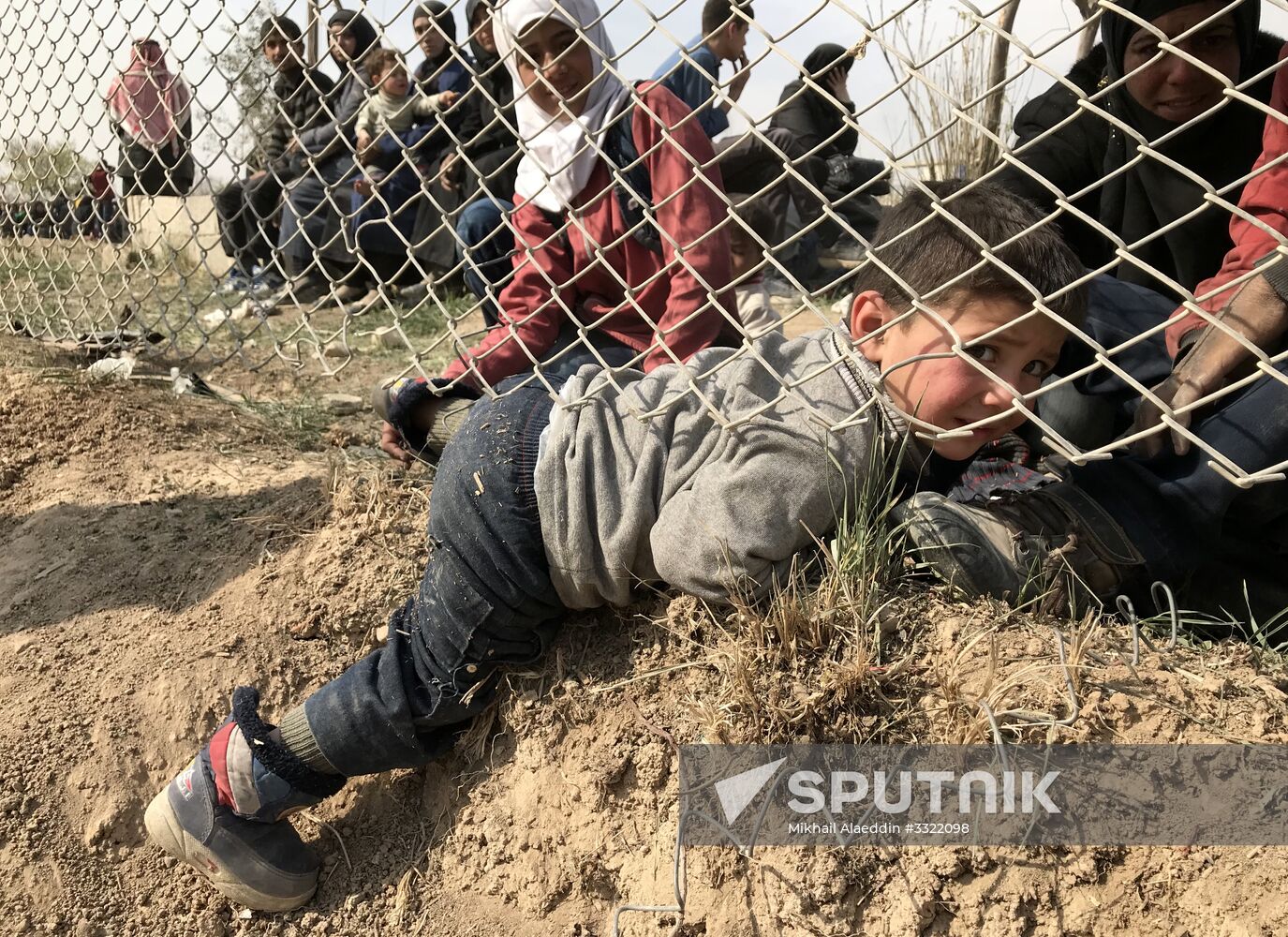 Civilians leave Eastern Ghouta via humanitarian corridor in Hammouriyya