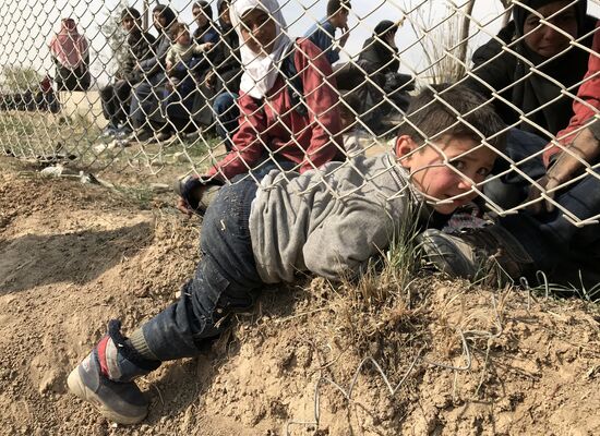 Civilians leave Eastern Ghouta via humanitarian corridor in Hammouriyya