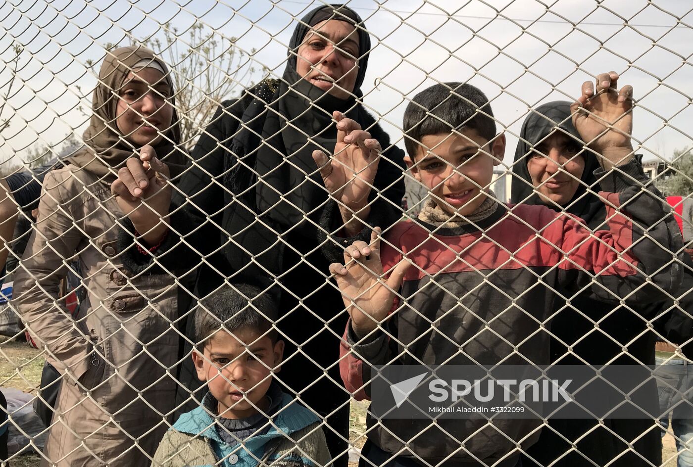 Civilians leave Eastern Ghouta via humanitarian corridor in Hammouriyya