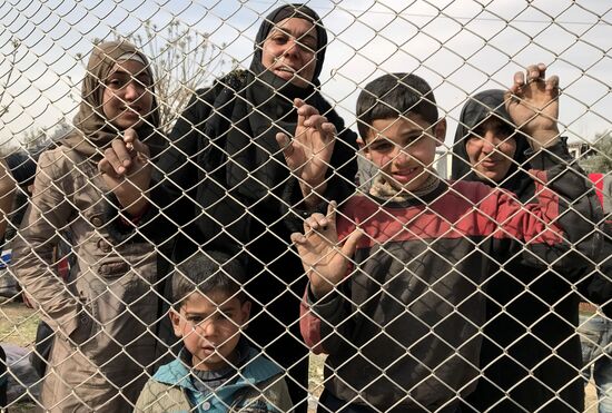 Civilians leave Eastern Ghouta via humanitarian corridor in Hammouriyya