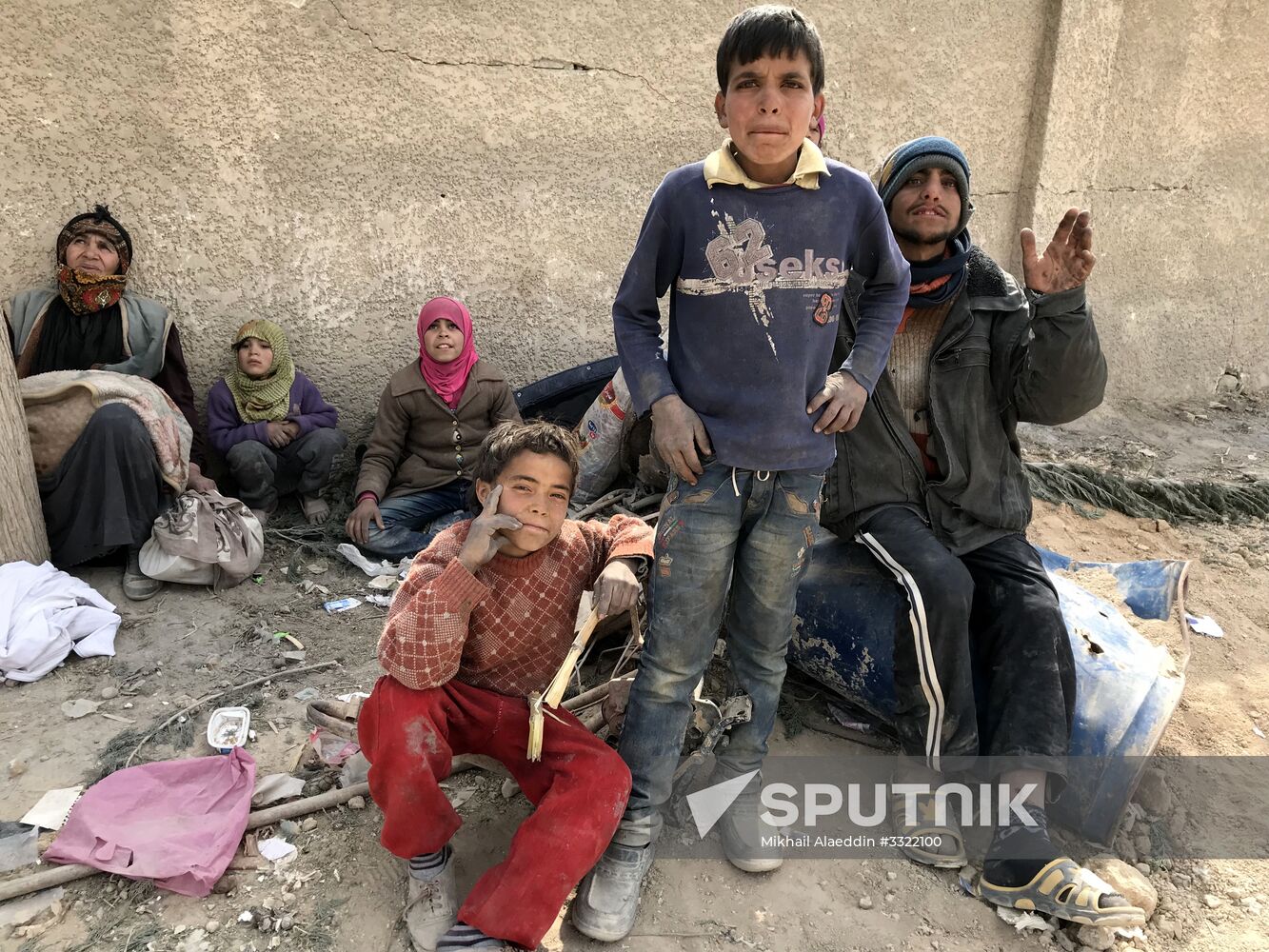 Civilians leave Eastern Ghouta via humanitarian corridor in Hammouriyya