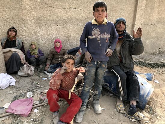 Civilians leave Eastern Ghouta via humanitarian corridor in Hammouriyya