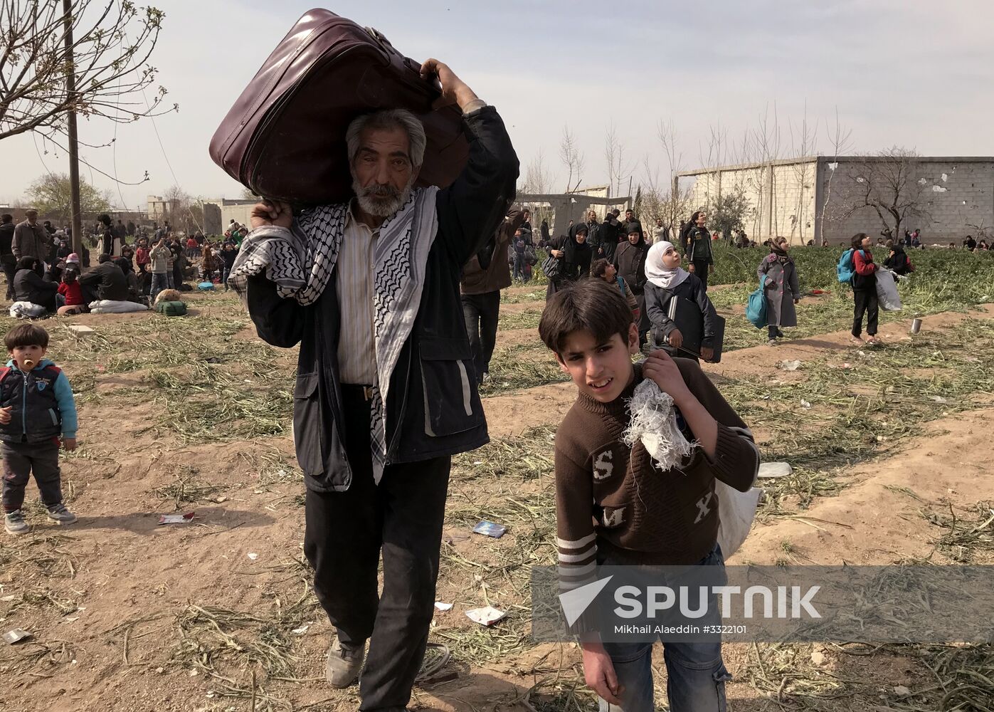 Civilians leave Eastern Ghouta via humanitarian corridor in Hammouriyya