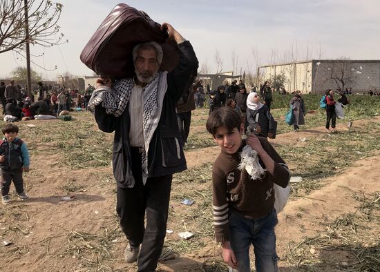 Civilians leave Eastern Ghouta via humanitarian corridor in Hammouriyya