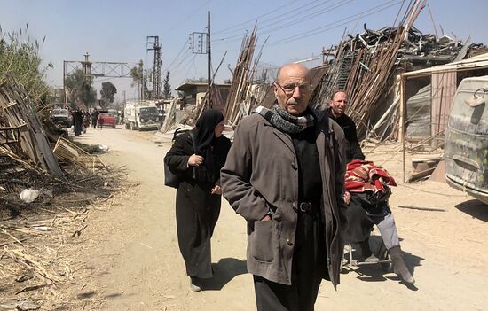 Civilians leave Eastern Ghouta via humanitarian corridor in Hammouriyya