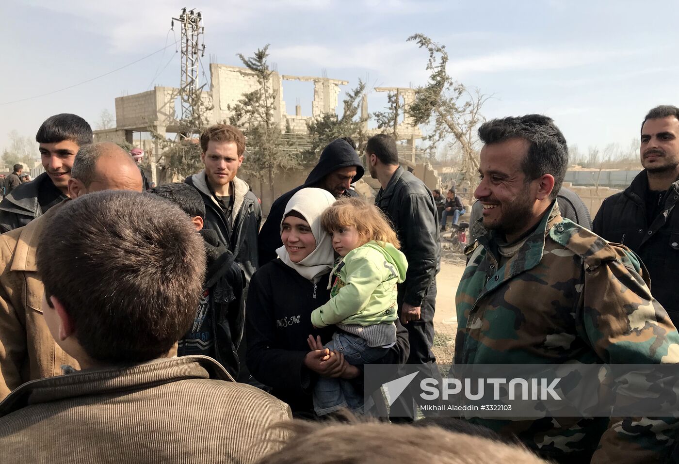 Civilians leave Eastern Ghouta via humanitarian corridor in Hammouriyya