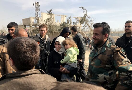 Civilians leave Eastern Ghouta via humanitarian corridor in Hammouriyya