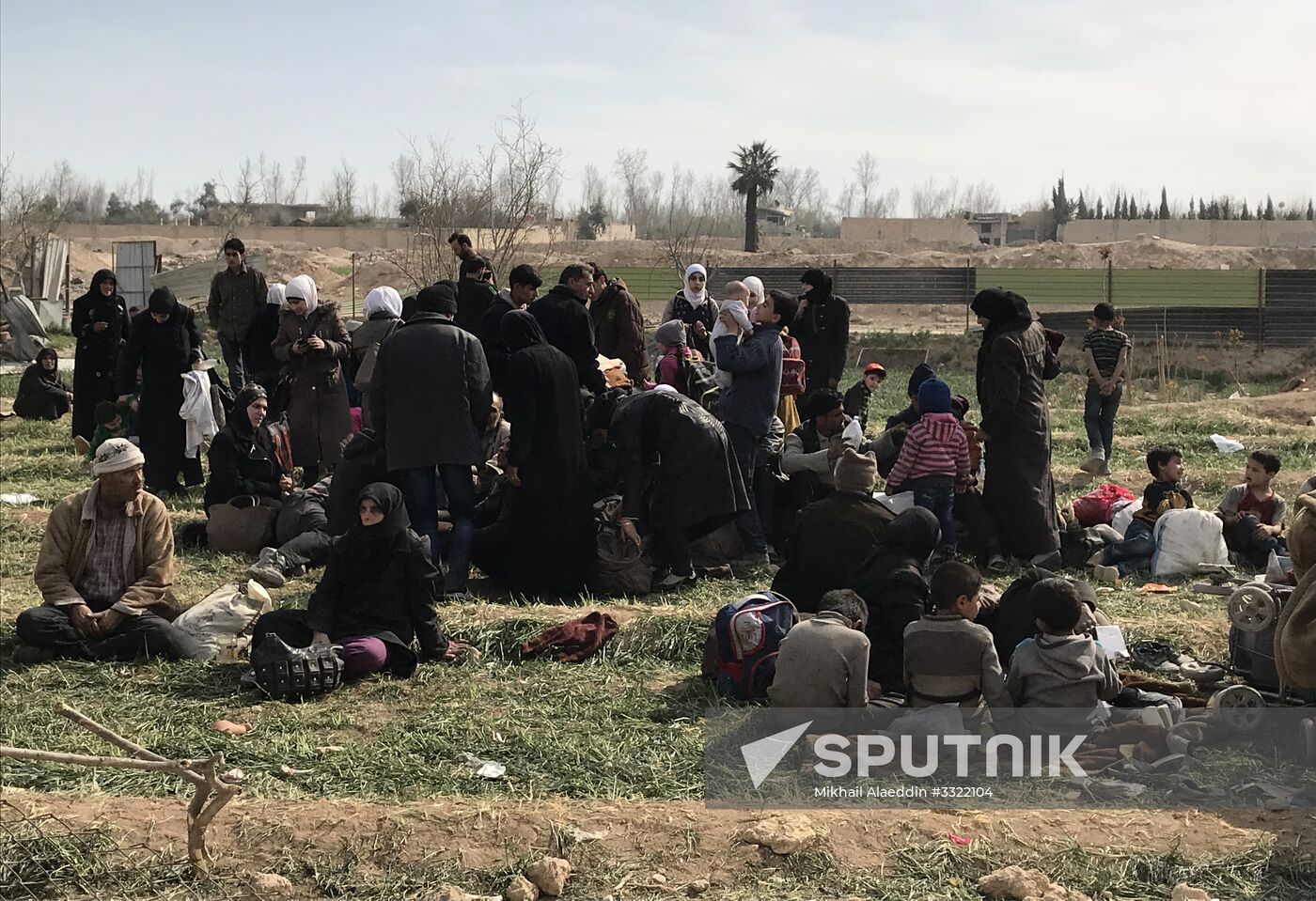 Civilians leave Eastern Ghouta via humanitarian corridor in Hammouriyya