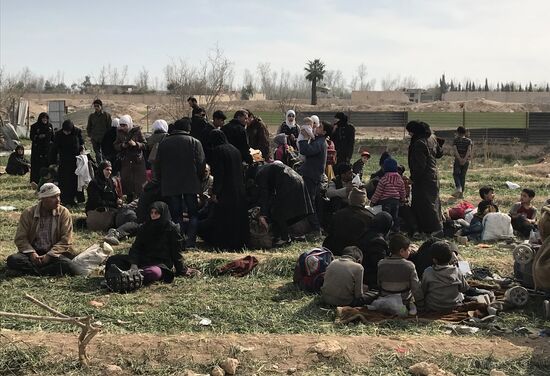 Civilians leave Eastern Ghouta via humanitarian corridor in Hammouriyya