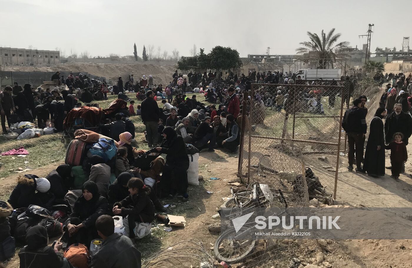 Civilians leave Eastern Ghouta via humanitarian corridor in Hammouriyya