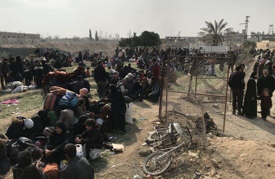 Civilians leave Eastern Ghouta via humanitarian corridor in Hammouriyya