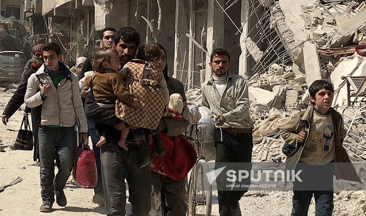 Civilians leave Eastern Ghouta via humanitarian corridor in Hammouriyya