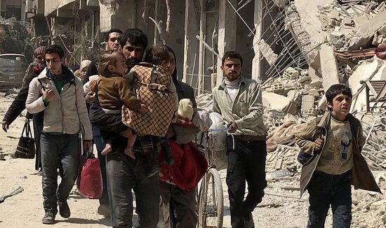 Civilians leave Eastern Ghouta via humanitarian corridor in Hammouriyya