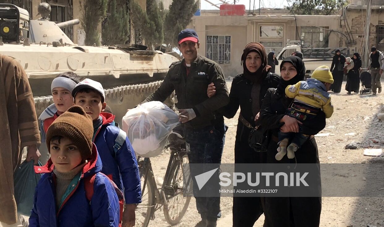 Civilians leave Eastern Ghouta via humanitarian corridor in Hammouriyya