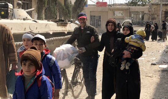 Civilians leave Eastern Ghouta via humanitarian corridor in Hammouriyya
