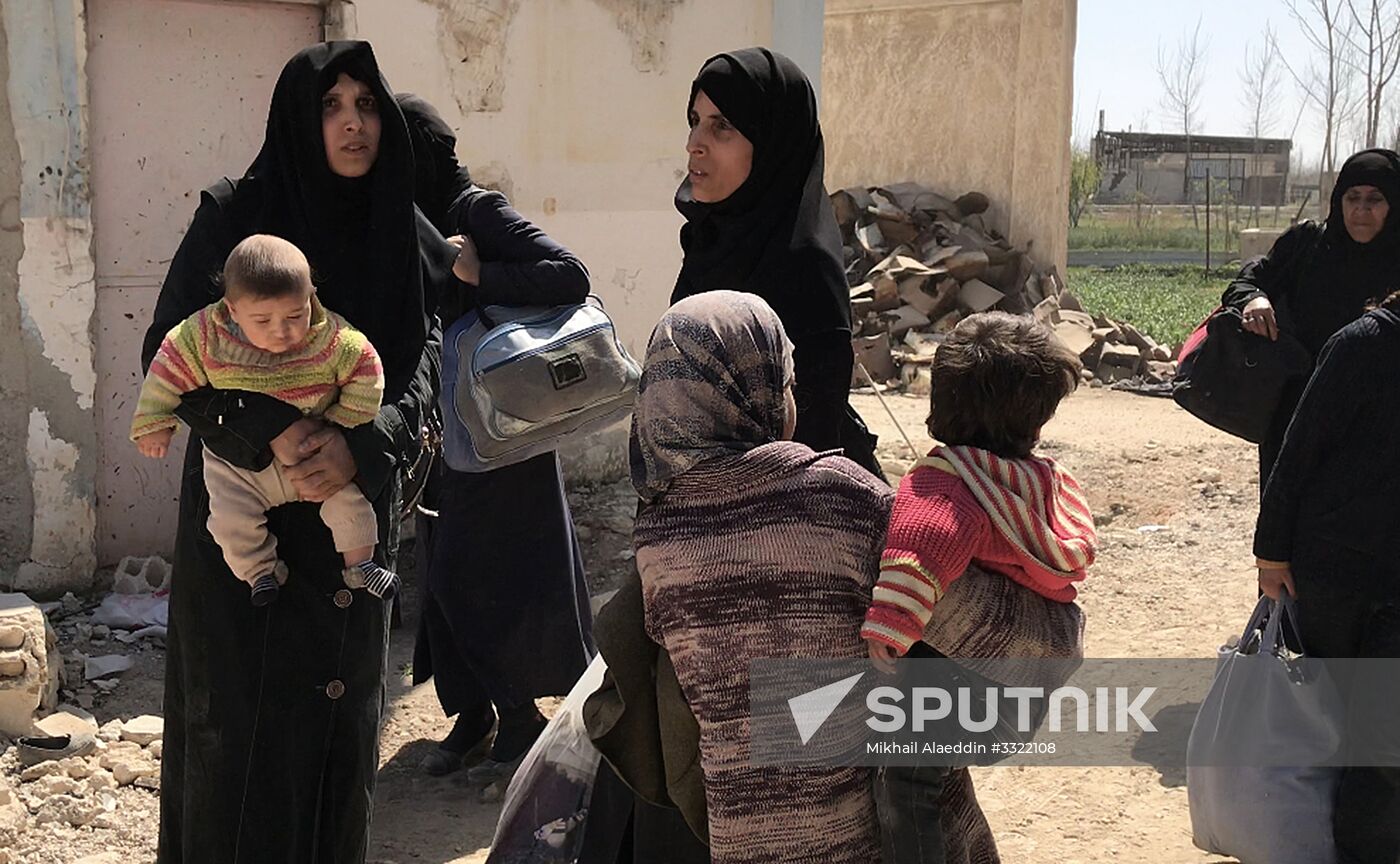 Civilians leave Eastern Ghouta via humanitarian corridor in Hammouriyya
