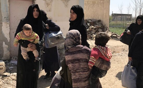 Civilians leave Eastern Ghouta via humanitarian corridor in Hammouriyya