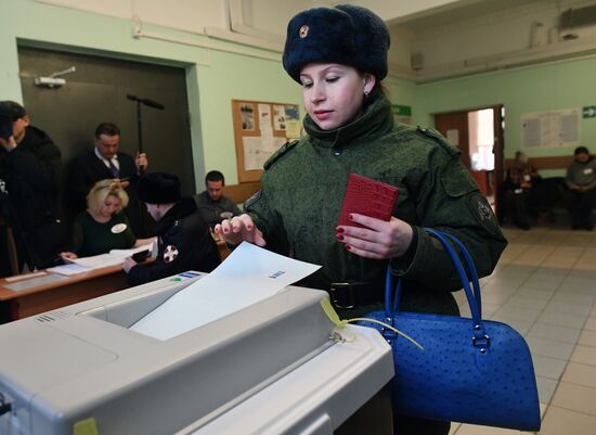 Russian presidential candidates cast their votes