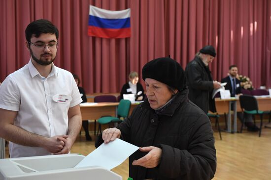 Russian presidential candidates cast their votes