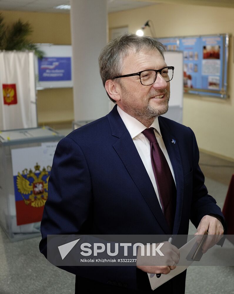 Russian presidential candidates cast their votes