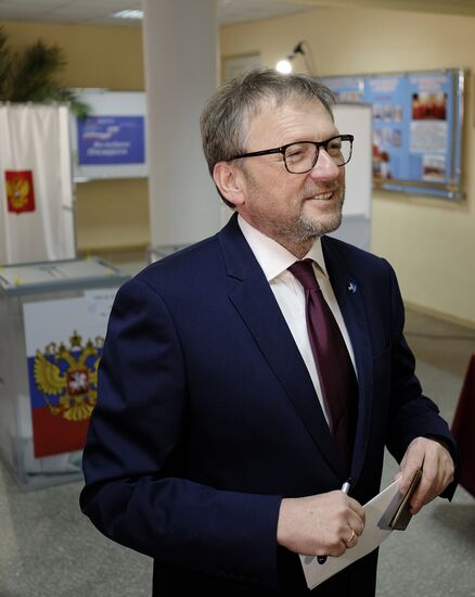 Russian presidential candidates cast their votes