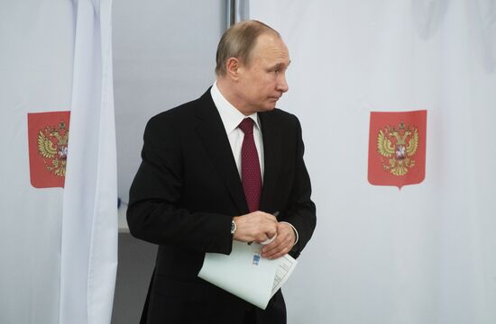 Vladimir Putin votes at Russian presidential elections