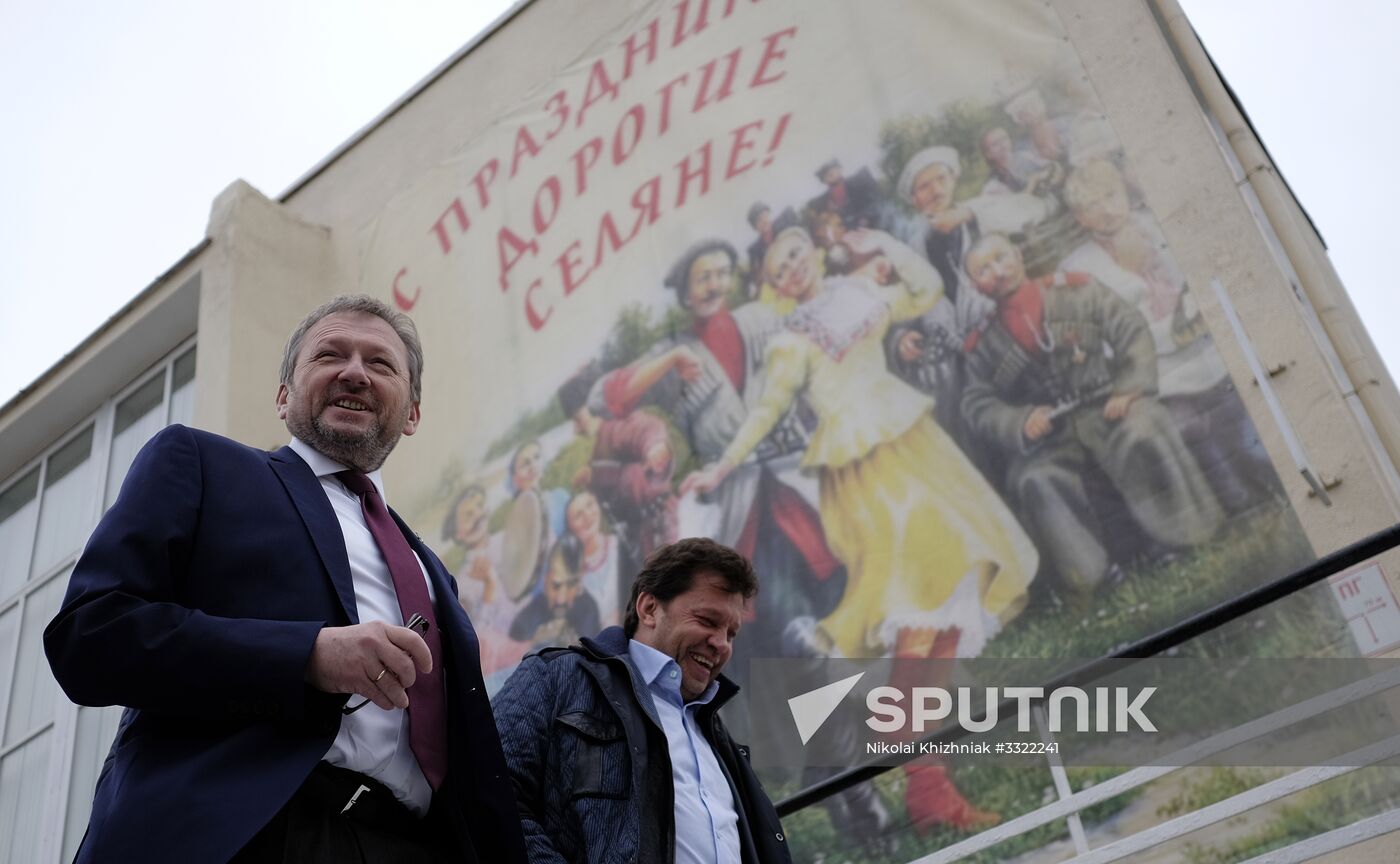 Russian presidential candidates cast their votes