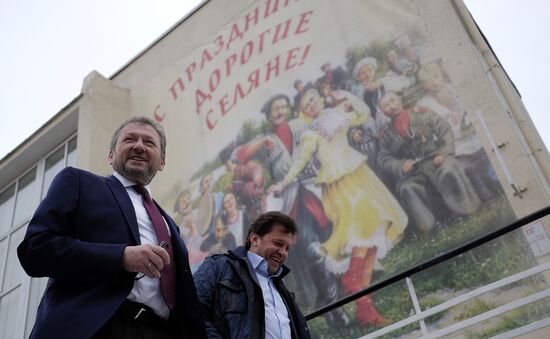 Russian presidential candidates cast their votes