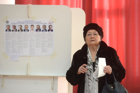 Russian presidential candidates cast their votes
