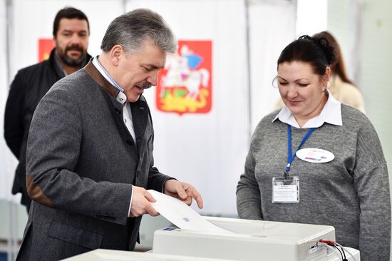 Russian presidential candidates cast their votes