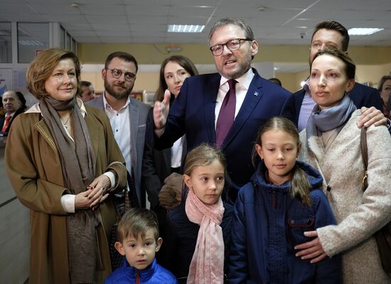 Russian presidential candidates cast their votes